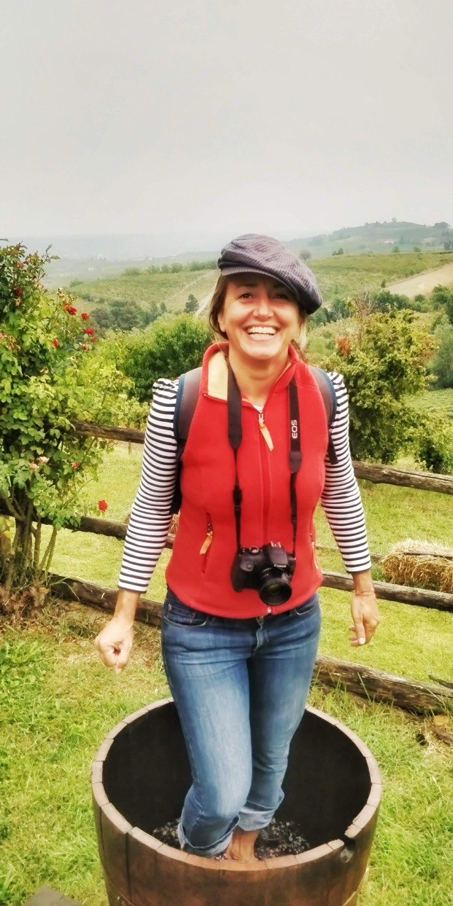 Alessandra pigia l'uva in un tino tra le vigne