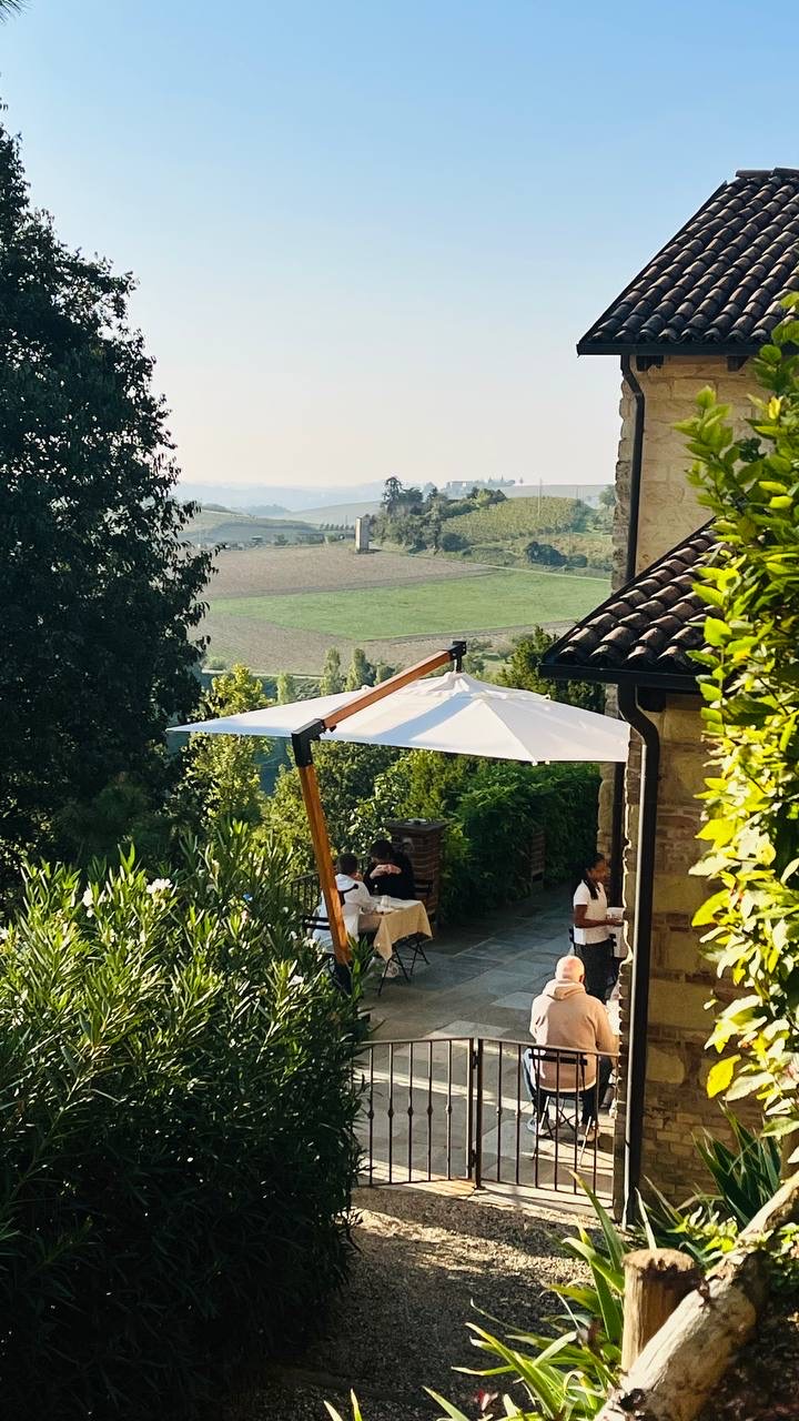 Ospiti a tavola su una terrazza affacciata sulle colline