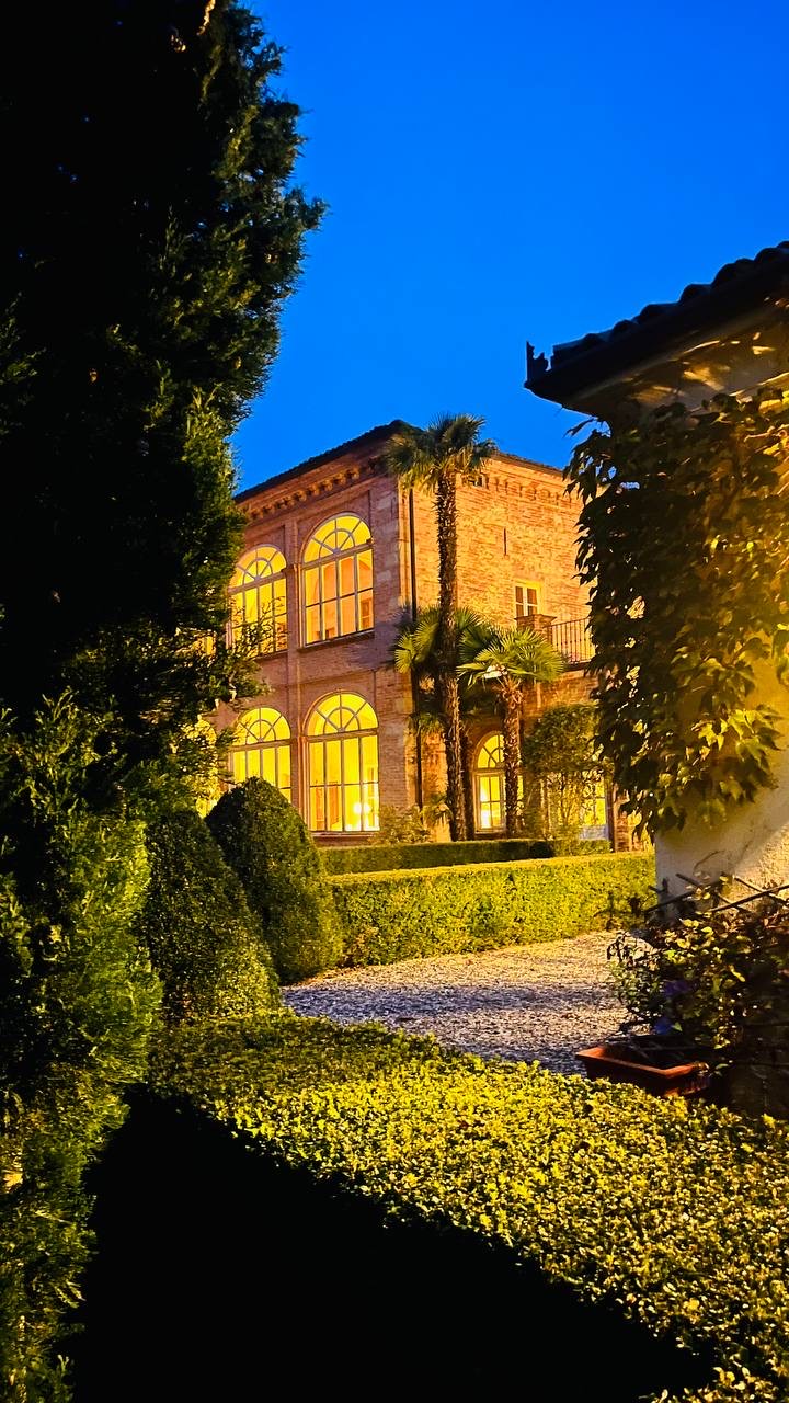 La villa della Tenuta Santa Caterina illuminata al tramonto